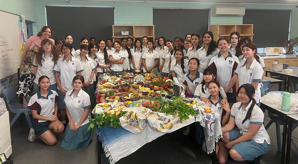 Year 9 visual arts of Ms Pass & Ms Schmaltz enjoy a snack-and-selfie banquet