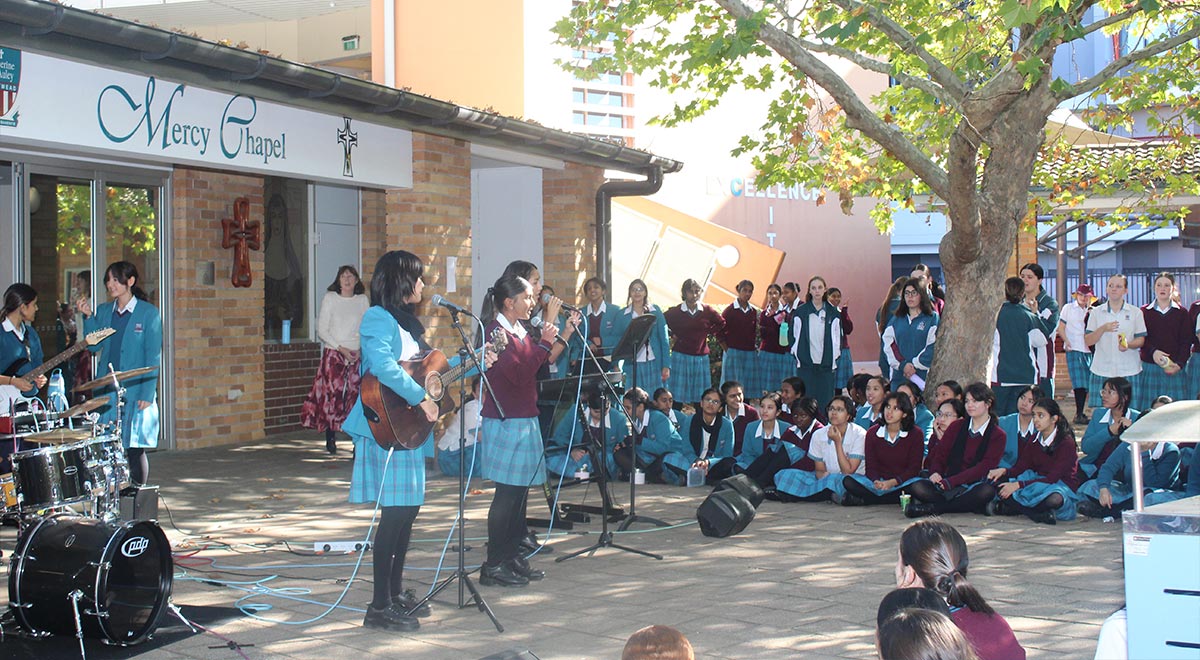 A musical showcase was held in Mercy Square last Friday to celebrate the end of Altiora Week.